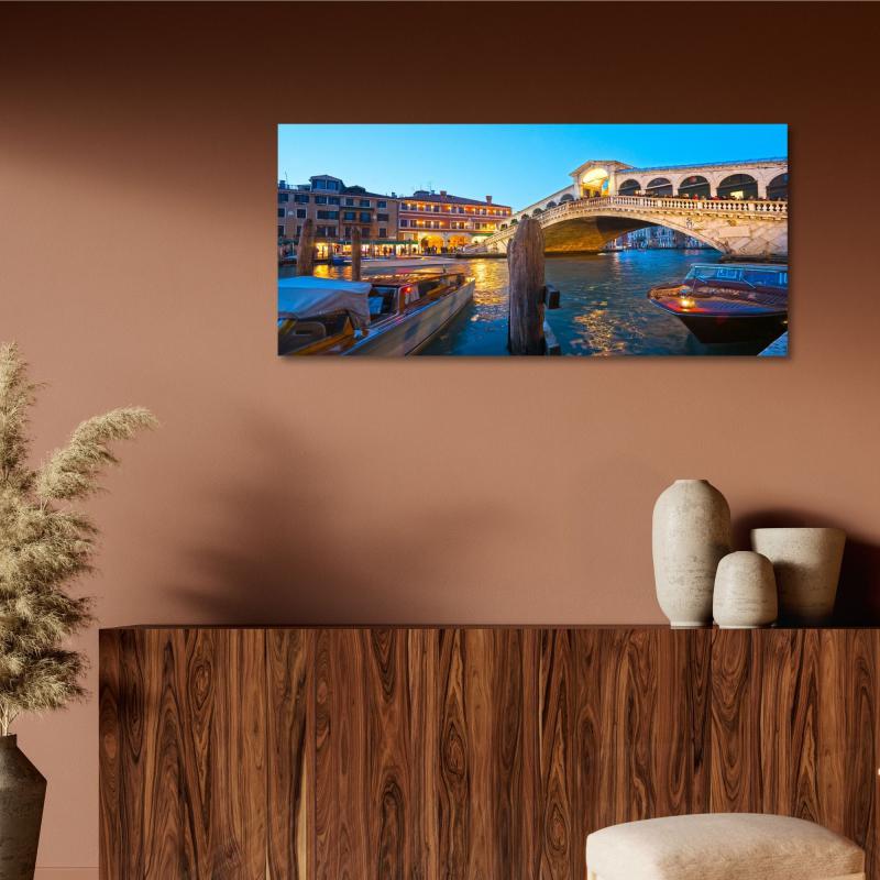 Lupia - Quadro moderno su Tela Canvas DEEP 65X143 cm, con paesaggi e localismi italiani, per casa, soggiorno, capezzale camera da letto, hotel, ufficio, VENEZIA - PONTE RIALTO SERA            del brand Lupia, categoria: Arredo e decorazioni > Quadri e Tele > Quadri cittÃ  e Localismi.
